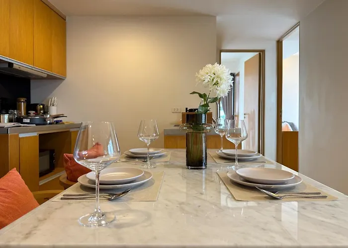 Vakantiehuis Expansive Luxury 2br - Ultra Fast Wifi - Phrom Phong Bangkok