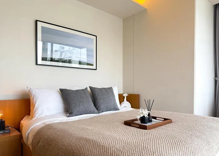 Vakantiehuis Expansive Luxury 2br - Ultra Fast Wifi - Phrom Phong